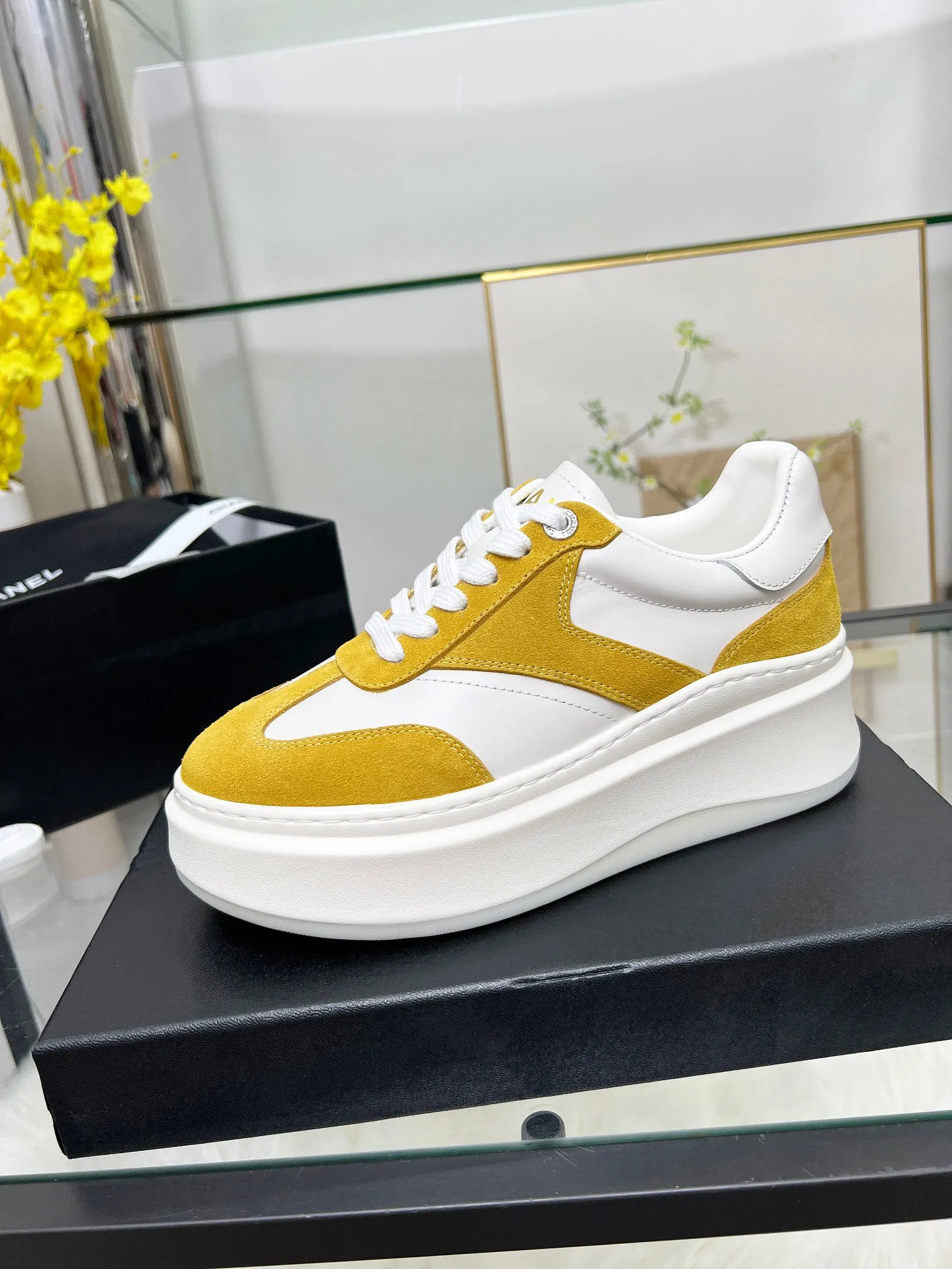👟👟Ex-factory price 480👟👟 CHANEL 25C spring and summer new sports shoes official website is available at the same time ❤️ Counter out-of-stock kings. Major bloggers are recommending new styles on social days. This season’s new styles are simply eye-catching and look great on the feet. The casual casual sports style is refreshing and natural, interpreting Chanel’s fashionable femininity. The overall customization makes all sports models on the market at that time obsolete. This series is now available for sale! The upper is made of custom imported pebbled calf leather ➕ custom frosted calf leather. The lining is made of original one-to-one professionally customized mesh. Hardware accessories. Original full set of molds (not common in the market). Original custom molded TPU combination outsole. Height 4 cm. Women's size 35-39.